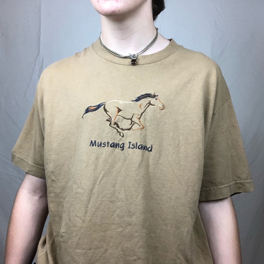 VINTAGE Tan mustang island embroidered T-shirt